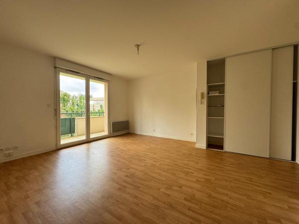 T2 avec balcon, cave et place de stationnement