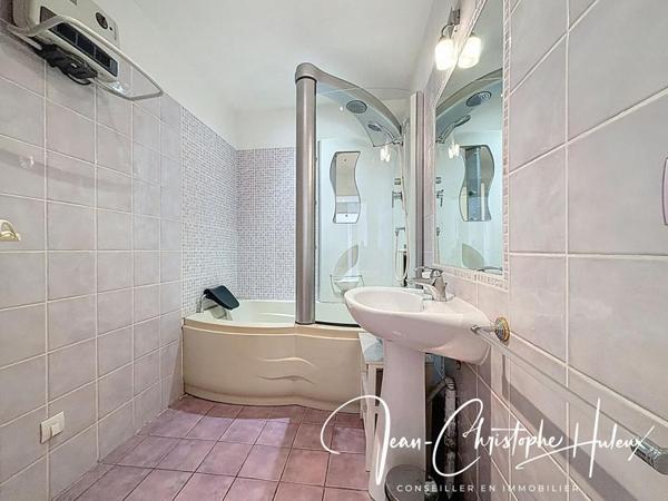 Appartement Nimes 3 pièces de 66.3 m2 Église Sainte Baudille