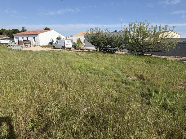 Terrain
        
        - 523 m² 219 500 € *