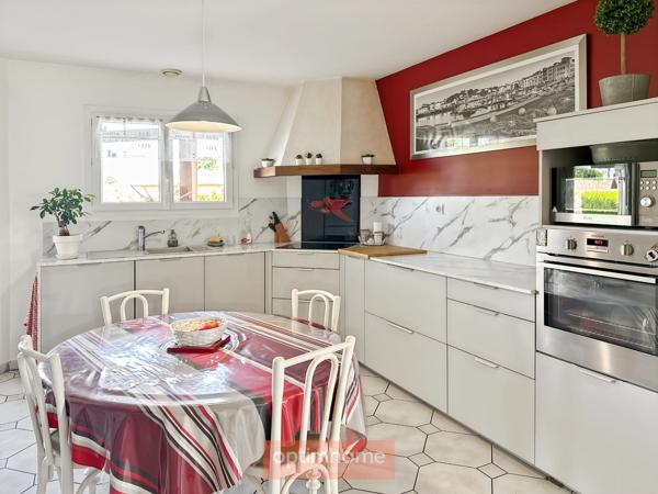 Villa de plain-pied avec véranda en excellent état à proximité des commerces, jardin, garage.