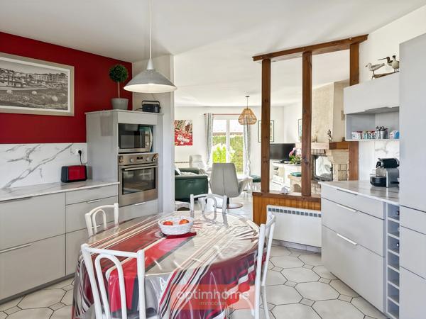 Villa de plain-pied avec véranda en excellent état à proximité des commerces, jardin, garage.