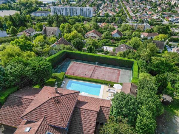 Vente                                                      Maison
                        
                     7 pièces                      205 m2                     à Bourgoin-Jallieu