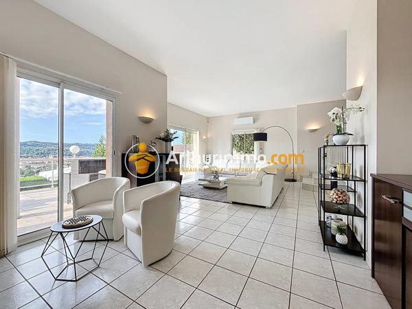 Vente                                                      Maison
                        
                     7 pièces                      205 m2                     à Bourgoin-Jallieu
