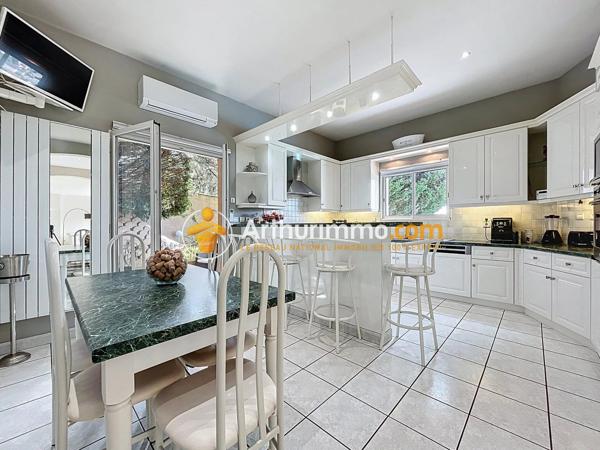 Vente                                                      Maison
                        
                     7 pièces                      205 m2                     à Bourgoin-Jallieu