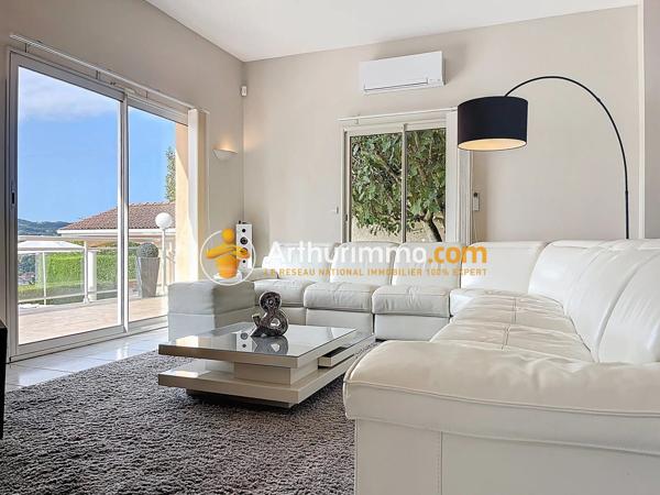 Vente                                                      Maison
                        
                     7 pièces                      205 m2                     à Bourgoin-Jallieu