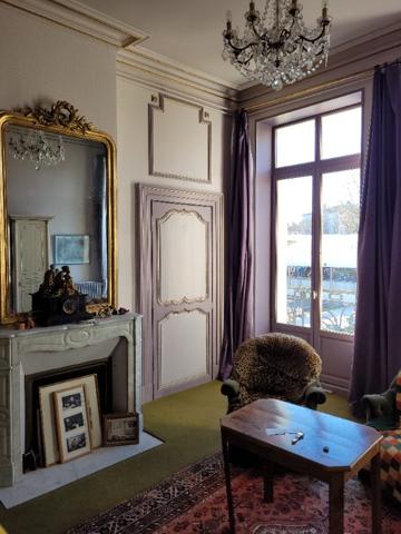 ROCHEFORT hyper  centre ville, Place COLBERT un appartement ancien de 120 m2 avec parking