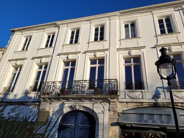 ROCHEFORT hyper  centre ville, Place COLBERT un appartement ancien de 120 m2 avec parking