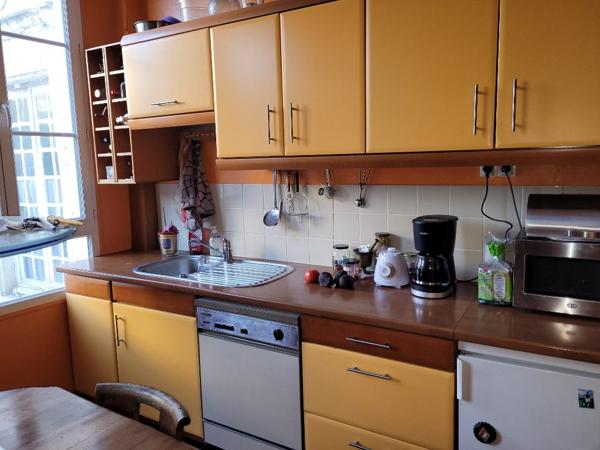 ROCHEFORT hyper  centre ville, Place COLBERT un appartement ancien de 120 m2 avec parking