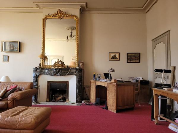 ROCHEFORT hyper  centre ville, Place COLBERT un appartement ancien de 120 m2 avec parking