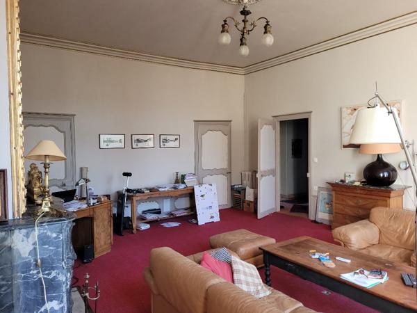 ROCHEFORT hyper  centre ville, Place COLBERT un appartement ancien de 120 m2 avec parking