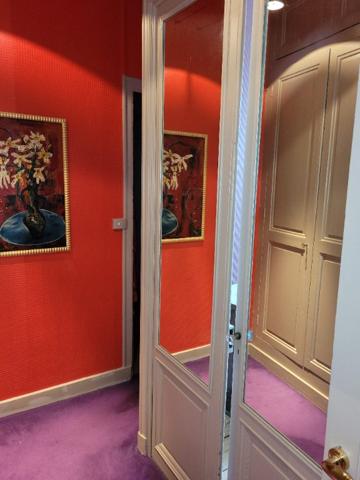 ROCHEFORT hyper  centre ville, Place COLBERT un appartement ancien de 120 m2 avec parking