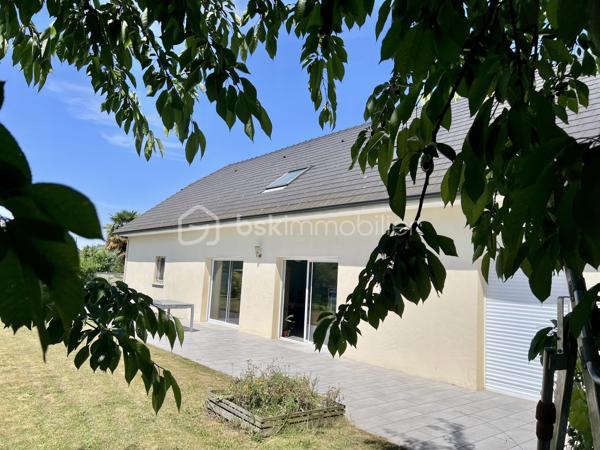 À saisir ! dans un quartier très calme ( fond d impasse )
Magnifique maison moderne et récente, pleine de charme, où chaque pièce a reçu une touche de couleur soigneusement choisie par un décorateur.

Elle se compose de 4 chambres, dont 2 au rez-de-chaussée, d'une cuisine ouverte sur un vaste séjour-salon et d'un hall d'entrée agrémenté d'un escalier contemporain menant à l'étage. Celui-ci dessert une grande mezzanine, offrant un bel espace supplémentaire.

Un grand grenier de rangement, facilement accessible depuis le garage, surplombe le double garage spacieux.

Cette maison bénéficie des équipements les plus récents pour votre confort : volets roulants électriques, climatisation et autres prestations modernes.

À l'extérieur, vous pourrez profiter d'une grande terrasse exposée plein sud, idéale pour vos moments de détente en famille ou entre amis.

Une maison coup de cœur à découvrir sans tarder !
Contactez-nous vite pour une visite, vous ne serez pas déçu.