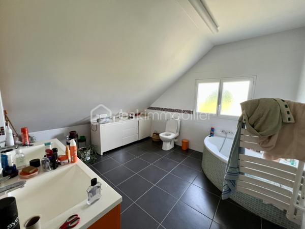 À saisir ! dans un quartier très calme ( fond d impasse )
Magnifique maison moderne et récente, pleine de charme, où chaque pièce a reçu une touche de couleur soigneusement choisie par un décorateur.

Elle se compose de 4 chambres, dont 2 au rez-de-chaussée, d'une cuisine ouverte sur un vaste séjour-salon et d'un hall d'entrée agrémenté d'un escalier contemporain menant à l'étage. Celui-ci dessert une grande mezzanine, offrant un bel espace supplémentaire.

Un grand grenier de rangement, facilement accessible depuis le garage, surplombe le double garage spacieux.

Cette maison bénéficie des équipements les plus récents pour votre confort : volets roulants électriques, climatisation et autres prestations modernes.

À l'extérieur, vous pourrez profiter d'une grande terrasse exposée plein sud, idéale pour vos moments de détente en famille ou entre amis.

Une maison coup de cœur à découvrir sans tarder !
Contactez-nous vite pour une visite, vous ne serez pas déçu.