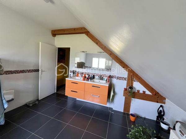 À saisir ! dans un quartier très calme ( fond d impasse )
Magnifique maison moderne et récente, pleine de charme, où chaque pièce a reçu une touche de couleur soigneusement choisie par un décorateur.

Elle se compose de 4 chambres, dont 2 au rez-de-chaussée, d'une cuisine ouverte sur un vaste séjour-salon et d'un hall d'entrée agrémenté d'un escalier contemporain menant à l'étage. Celui-ci dessert une grande mezzanine, offrant un bel espace supplémentaire.

Un grand grenier de rangement, facilement accessible depuis le garage, surplombe le double garage spacieux.

Cette maison bénéficie des équipements les plus récents pour votre confort : volets roulants électriques, climatisation et autres prestations modernes.

À l'extérieur, vous pourrez profiter d'une grande terrasse exposée plein sud, idéale pour vos moments de détente en famille ou entre amis.

Une maison coup de cœur à découvrir sans tarder !
Contactez-nous vite pour une visite, vous ne serez pas déçu.