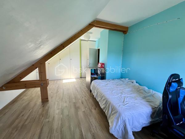 À saisir ! dans un quartier très calme ( fond d impasse )
Magnifique maison moderne et récente, pleine de charme, où chaque pièce a reçu une touche de couleur soigneusement choisie par un décorateur.

Elle se compose de 4 chambres, dont 2 au rez-de-chaussée, d'une cuisine ouverte sur un vaste séjour-salon et d'un hall d'entrée agrémenté d'un escalier contemporain menant à l'étage. Celui-ci dessert une grande mezzanine, offrant un bel espace supplémentaire.

Un grand grenier de rangement, facilement accessible depuis le garage, surplombe le double garage spacieux.

Cette maison bénéficie des équipements les plus récents pour votre confort : volets roulants électriques, climatisation et autres prestations modernes.

À l'extérieur, vous pourrez profiter d'une grande terrasse exposée plein sud, idéale pour vos moments de détente en famille ou entre amis.

Une maison coup de cœur à découvrir sans tarder !
Contactez-nous vite pour une visite, vous ne serez pas déçu.
