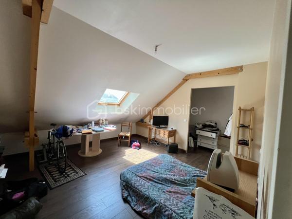À saisir ! dans un quartier très calme ( fond d impasse )
Magnifique maison moderne et récente, pleine de charme, où chaque pièce a reçu une touche de couleur soigneusement choisie par un décorateur.

Elle se compose de 4 chambres, dont 2 au rez-de-chaussée, d'une cuisine ouverte sur un vaste séjour-salon et d'un hall d'entrée agrémenté d'un escalier contemporain menant à l'étage. Celui-ci dessert une grande mezzanine, offrant un bel espace supplémentaire.

Un grand grenier de rangement, facilement accessible depuis le garage, surplombe le double garage spacieux.

Cette maison bénéficie des équipements les plus récents pour votre confort : volets roulants électriques, climatisation et autres prestations modernes.

À l'extérieur, vous pourrez profiter d'une grande terrasse exposée plein sud, idéale pour vos moments de détente en famille ou entre amis.

Une maison coup de cœur à découvrir sans tarder !
Contactez-nous vite pour une visite, vous ne serez pas déçu.