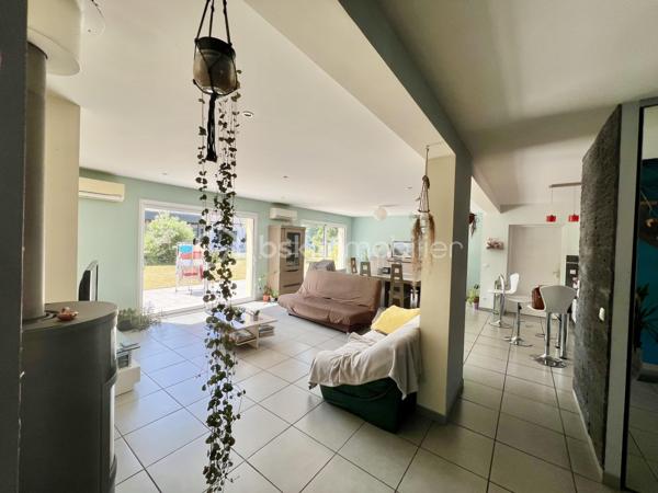 À saisir ! dans un quartier très calme ( fond d impasse )
Magnifique maison moderne et récente, pleine de charme, où chaque pièce a reçu une touche de couleur soigneusement choisie par un décorateur.

Elle se compose de 4 chambres, dont 2 au rez-de-chaussée, d'une cuisine ouverte sur un vaste séjour-salon et d'un hall d'entrée agrémenté d'un escalier contemporain menant à l'étage. Celui-ci dessert une grande mezzanine, offrant un bel espace supplémentaire.

Un grand grenier de rangement, facilement accessible depuis le garage, surplombe le double garage spacieux.

Cette maison bénéficie des équipements les plus récents pour votre confort : volets roulants électriques, climatisation et autres prestations modernes.

À l'extérieur, vous pourrez profiter d'une grande terrasse exposée plein sud, idéale pour vos moments de détente en famille ou entre amis.

Une maison coup de cœur à découvrir sans tarder !
Contactez-nous vite pour une visite, vous ne serez pas déçu.