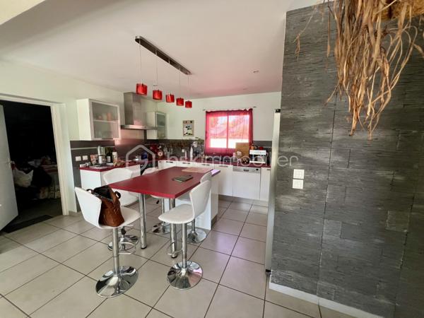 À saisir ! dans un quartier très calme ( fond d impasse )
Magnifique maison moderne et récente, pleine de charme, où chaque pièce a reçu une touche de couleur soigneusement choisie par un décorateur.

Elle se compose de 4 chambres, dont 2 au rez-de-chaussée, d'une cuisine ouverte sur un vaste séjour-salon et d'un hall d'entrée agrémenté d'un escalier contemporain menant à l'étage. Celui-ci dessert une grande mezzanine, offrant un bel espace supplémentaire.

Un grand grenier de rangement, facilement accessible depuis le garage, surplombe le double garage spacieux.

Cette maison bénéficie des équipements les plus récents pour votre confort : volets roulants électriques, climatisation et autres prestations modernes.

À l'extérieur, vous pourrez profiter d'une grande terrasse exposée plein sud, idéale pour vos moments de détente en famille ou entre amis.

Une maison coup de cœur à découvrir sans tarder !
Contactez-nous vite pour une visite, vous ne serez pas déçu.