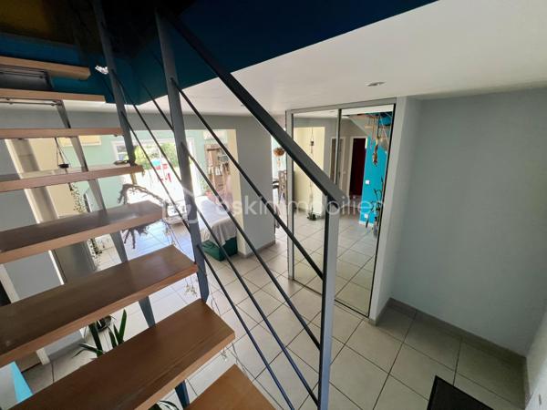 À saisir ! dans un quartier très calme ( fond d impasse )
Magnifique maison moderne et récente, pleine de charme, où chaque pièce a reçu une touche de couleur soigneusement choisie par un décorateur.

Elle se compose de 4 chambres, dont 2 au rez-de-chaussée, d'une cuisine ouverte sur un vaste séjour-salon et d'un hall d'entrée agrémenté d'un escalier contemporain menant à l'étage. Celui-ci dessert une grande mezzanine, offrant un bel espace supplémentaire.

Un grand grenier de rangement, facilement accessible depuis le garage, surplombe le double garage spacieux.

Cette maison bénéficie des équipements les plus récents pour votre confort : volets roulants électriques, climatisation et autres prestations modernes.

À l'extérieur, vous pourrez profiter d'une grande terrasse exposée plein sud, idéale pour vos moments de détente en famille ou entre amis.

Une maison coup de cœur à découvrir sans tarder !
Contactez-nous vite pour une visite, vous ne serez pas déçu.