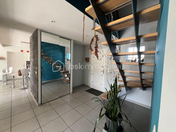 À saisir ! dans un quartier très calme ( fond d impasse )
Magnifique maison moderne et récente, pleine de charme, où chaque pièce a reçu une touche de couleur soigneusement choisie par un décorateur.

Elle se compose de 4 chambres, dont 2 au rez-de-chaussée, d'une cuisine ouverte sur un vaste séjour-salon et d'un hall d'entrée agrémenté d'un escalier contemporain menant à l'étage. Celui-ci dessert une grande mezzanine, offrant un bel espace supplémentaire.

Un grand grenier de rangement, facilement accessible depuis le garage, surplombe le double garage spacieux.

Cette maison bénéficie des équipements les plus récents pour votre confort : volets roulants électriques, climatisation et autres prestations modernes.

À l'extérieur, vous pourrez profiter d'une grande terrasse exposée plein sud, idéale pour vos moments de détente en famille ou entre amis.

Une maison coup de cœur à découvrir sans tarder !
Contactez-nous vite pour une visite, vous ne serez pas déçu.