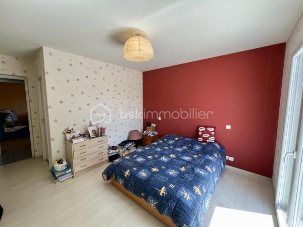 À saisir ! dans un quartier très calme ( fond d impasse )
Magnifique maison moderne et récente, pleine de charme, où chaque pièce a reçu une touche de couleur soigneusement choisie par un décorateur.

Elle se compose de 4 chambres, dont 2 au rez-de-chaussée, d'une cuisine ouverte sur un vaste séjour-salon et d'un hall d'entrée agrémenté d'un escalier contemporain menant à l'étage. Celui-ci dessert une grande mezzanine, offrant un bel espace supplémentaire.

Un grand grenier de rangement, facilement accessible depuis le garage, surplombe le double garage spacieux.

Cette maison bénéficie des équipements les plus récents pour votre confort : volets roulants électriques, climatisation et autres prestations modernes.

À l'extérieur, vous pourrez profiter d'une grande terrasse exposée plein sud, idéale pour vos moments de détente en famille ou entre amis.

Une maison coup de cœur à découvrir sans tarder !
Contactez-nous vite pour une visite, vous ne serez pas déçu.