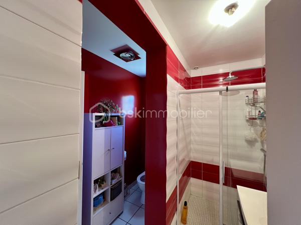 À saisir ! dans un quartier très calme ( fond d impasse )
Magnifique maison moderne et récente, pleine de charme, où chaque pièce a reçu une touche de couleur soigneusement choisie par un décorateur.

Elle se compose de 4 chambres, dont 2 au rez-de-chaussée, d'une cuisine ouverte sur un vaste séjour-salon et d'un hall d'entrée agrémenté d'un escalier contemporain menant à l'étage. Celui-ci dessert une grande mezzanine, offrant un bel espace supplémentaire.

Un grand grenier de rangement, facilement accessible depuis le garage, surplombe le double garage spacieux.

Cette maison bénéficie des équipements les plus récents pour votre confort : volets roulants électriques, climatisation et autres prestations modernes.

À l'extérieur, vous pourrez profiter d'une grande terrasse exposée plein sud, idéale pour vos moments de détente en famille ou entre amis.

Une maison coup de cœur à découvrir sans tarder !
Contactez-nous vite pour une visite, vous ne serez pas déçu.