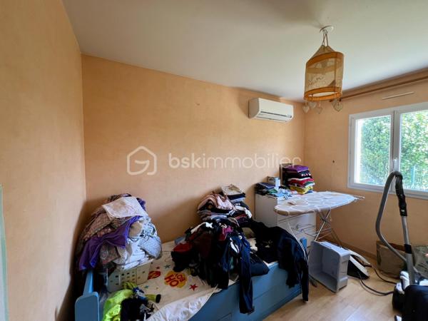 À saisir ! dans un quartier très calme ( fond d impasse )
Magnifique maison moderne et récente, pleine de charme, où chaque pièce a reçu une touche de couleur soigneusement choisie par un décorateur.

Elle se compose de 4 chambres, dont 2 au rez-de-chaussée, d'une cuisine ouverte sur un vaste séjour-salon et d'un hall d'entrée agrémenté d'un escalier contemporain menant à l'étage. Celui-ci dessert une grande mezzanine, offrant un bel espace supplémentaire.

Un grand grenier de rangement, facilement accessible depuis le garage, surplombe le double garage spacieux.

Cette maison bénéficie des équipements les plus récents pour votre confort : volets roulants électriques, climatisation et autres prestations modernes.

À l'extérieur, vous pourrez profiter d'une grande terrasse exposée plein sud, idéale pour vos moments de détente en famille ou entre amis.

Une maison coup de cœur à découvrir sans tarder !
Contactez-nous vite pour une visite, vous ne serez pas déçu.