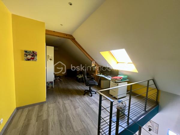 À saisir ! dans un quartier très calme ( fond d impasse )
Magnifique maison moderne et récente, pleine de charme, où chaque pièce a reçu une touche de couleur soigneusement choisie par un décorateur.

Elle se compose de 4 chambres, dont 2 au rez-de-chaussée, d'une cuisine ouverte sur un vaste séjour-salon et d'un hall d'entrée agrémenté d'un escalier contemporain menant à l'étage. Celui-ci dessert une grande mezzanine, offrant un bel espace supplémentaire.

Un grand grenier de rangement, facilement accessible depuis le garage, surplombe le double garage spacieux.

Cette maison bénéficie des équipements les plus récents pour votre confort : volets roulants électriques, climatisation et autres prestations modernes.

À l'extérieur, vous pourrez profiter d'une grande terrasse exposée plein sud, idéale pour vos moments de détente en famille ou entre amis.

Une maison coup de cœur à découvrir sans tarder !
Contactez-nous vite pour une visite, vous ne serez pas déçu.