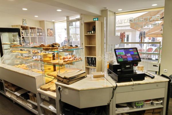 Boulangerie-Pâtisserie à vendre – Vence centre-ville, zone piétonne
VENTE BOULANGERIE-PÂTISSERIE – VENCE – EMPLACEMENT N°1

À vendre, boulangerie-pâtisserie idéalement située en plein centre-ville de Vence, au cœur de la zone piétonne, dans un secteur très touristique et particulièrement apprécié, bénéficiant également d’une clientèle locale fidèle.

L’affaire est exploitée dans un local de plain-pied, très propre, fonctionnel et parfaitement entretenu. Le fournil et le laboratoire sont climatisés afin d’assurer de bonnes conditions de travail.

Un outil de travail complet et récent
La boulangerie dispose d’un matériel professionnel récent et entretenu, permettant une exploitation immédiate :

Four Fringand
2 Panem
Panimatic
Façonneuse et repose-pâtons JAC
Diviseuse JAC
Refroidisseur Aravelo
1 pétrin spirale de capacité 50 kg de farine
1 second pétrin pour les pains spéciaux
Chambre de pousse Hengel
Fournil climatisé
Chambre froide pour bacs de pâte
4 congélateurs armoires
En pâtisserie : petit four ventilé
1 tour inox 3 portes Panimatic
1 réfrigérateur inox
Laboratoire climatisé
Grand sous-sol pour stockage et matériel
Emplacements prévus pour groupe froid
Chiffres clés
Chiffre d’affaires 2025 : 275 894 € HT
EBE : 37 601 €
Loyer : 1 500 € / mois
Prix de vente : 218 000 € FAI

Les chiffres sont réalisés avec une organisation offrant une bonne qualité de vie, avec 2 jours de fermeture par semaine, ainsi qu’une fermeture complète d’un mois en hiver et d’une semaine en juin.

Un réel potentiel de développement
L’activité actuelle laisse apparaître un beau potentiel de progression, notamment sur la partie pâtisserie, pour laquelle la demande est importante dans ce secteur.

L’emplacement, au cœur d’une ville très touristique, permet de bénéficier à la fois d’une clientèle locale et d’une clientèle de passage, avec une forte fréquentation du centre-ville.

Cette affaire est idéale pour un couple souhaitant reprendre une boulangerie-pâtisserie avec un outil de production complet, bien entretenu et immédiatement opérationnel.

Une belle opportunité dans un secteur recherché de la Côte d’Azur.

Prix de vente : 218 000 € FAI

Pour plus d’informations ou pour organiser une visite, nous contacter.