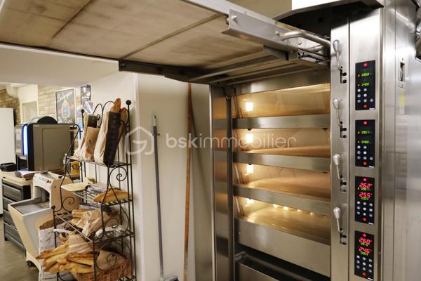 Boulangerie-Pâtisserie à vendre – Vence centre-ville, zone piétonne
VENTE BOULANGERIE-PÂTISSERIE – VENCE – EMPLACEMENT N°1

À vendre, boulangerie-pâtisserie idéalement située en plein centre-ville de Vence, au cœur de la zone piétonne, dans un secteur très touristique et particulièrement apprécié, bénéficiant également d’une clientèle locale fidèle.

L’affaire est exploitée dans un local de plain-pied, très propre, fonctionnel et parfaitement entretenu. Le fournil et le laboratoire sont climatisés afin d’assurer de bonnes conditions de travail.

Un outil de travail complet et récent
La boulangerie dispose d’un matériel professionnel récent et entretenu, permettant une exploitation immédiate :

Four Fringand
2 Panem
Panimatic
Façonneuse et repose-pâtons JAC
Diviseuse JAC
Refroidisseur Aravelo
1 pétrin spirale de capacité 50 kg de farine
1 second pétrin pour les pains spéciaux
Chambre de pousse Hengel
Fournil climatisé
Chambre froide pour bacs de pâte
4 congélateurs armoires
En pâtisserie : petit four ventilé
1 tour inox 3 portes Panimatic
1 réfrigérateur inox
Laboratoire climatisé
Grand sous-sol pour stockage et matériel
Emplacements prévus pour groupe froid
Chiffres clés
Chiffre d’affaires 2025 : 275 894 € HT
EBE : 37 601 €
Loyer : 1 500 € / mois
Prix de vente : 218 000 € FAI

Les chiffres sont réalisés avec une organisation offrant une bonne qualité de vie, avec 2 jours de fermeture par semaine, ainsi qu’une fermeture complète d’un mois en hiver et d’une semaine en juin.

Un réel potentiel de développement
L’activité actuelle laisse apparaître un beau potentiel de progression, notamment sur la partie pâtisserie, pour laquelle la demande est importante dans ce secteur.

L’emplacement, au cœur d’une ville très touristique, permet de bénéficier à la fois d’une clientèle locale et d’une clientèle de passage, avec une forte fréquentation du centre-ville.

Cette affaire est idéale pour un couple souhaitant reprendre une boulangerie-pâtisserie avec un outil de production complet, bien entretenu et immédiatement opérationnel.

Une belle opportunité dans un secteur recherché de la Côte d’Azur.

Prix de vente : 218 000 € FAI

Pour plus d’informations ou pour organiser une visite, nous contacter.