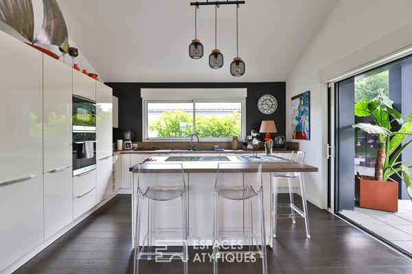 L’élégance d’un attique à Anglet, entre lumière, volumes et nature.