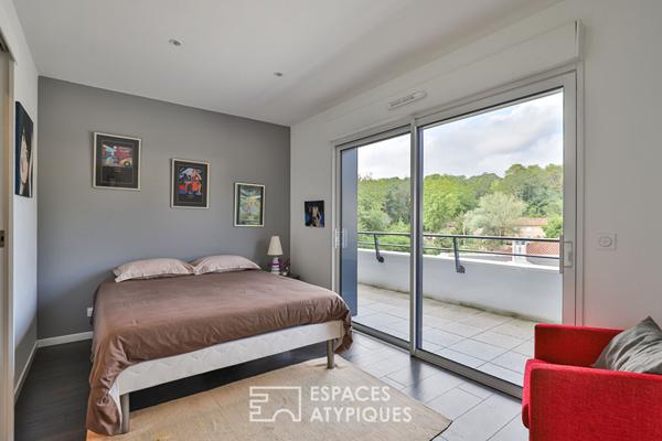 L’élégance d’un attique à Anglet, entre lumière, volumes et nature.