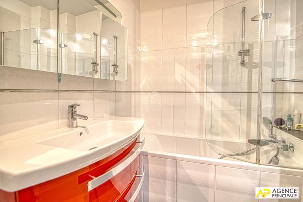 Versailles Avenue de Paris Appartement 7 pièces 139 m² au sol situé au 4ème et dernier étage avec ascenseur, cave et parking en sous-sol €895 000 ** - Référence 27515