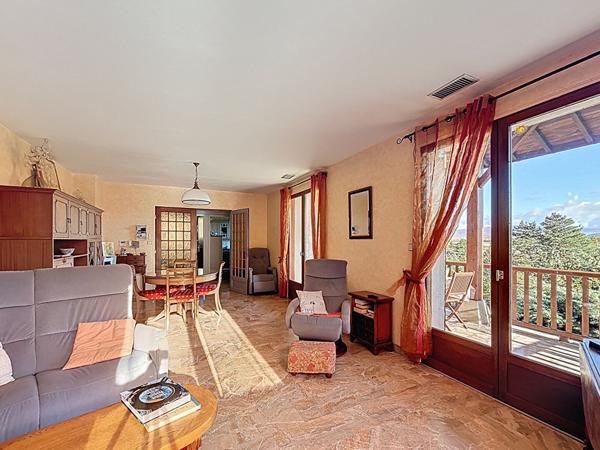 Maison familiale fort potentiel à Meximieux 100m2 sur sous sol complet et combles aménagées, vue dégagée, terrain 1108m2