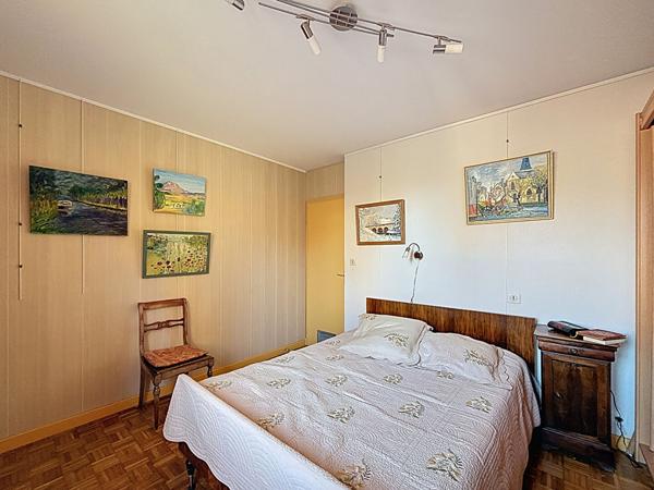 Maison familiale fort potentiel à Meximieux 100m2 sur sous sol complet et combles aménagées, vue dégagée, terrain 1108m2