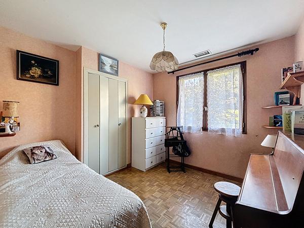 Maison familiale fort potentiel à Meximieux 100m2 sur sous sol complet et combles aménagées, vue dégagée, terrain 1108m2