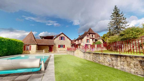 Maison ancienne - Sarlat-la-caneda Charmant ensemble en pierre avec une maison principale, 5 gîtes et une piscine au coeur de la vallée des châteaux en Périgord Noir.
