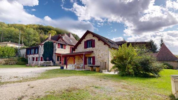 Maison ancienne - Sarlat-la-caneda Charmant ensemble en pierre avec une maison principale, 5 gîtes et une piscine au coeur de la vallée des châteaux en Périgord Noir.