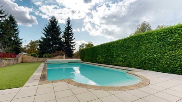 Maison ancienne - Sarlat-la-caneda Charmant ensemble en pierre avec une maison principale, 5 gîtes et une piscine au coeur de la vallée des châteaux en Périgord Noir.