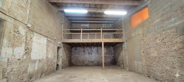 Garage atelier 380 m² à Néré, fort potentiel