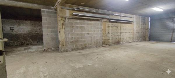 Garage atelier 380 m² à Néré, fort potentiel