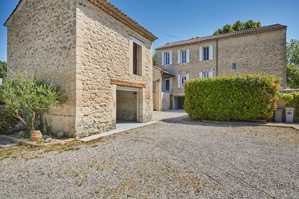 Maison 4 pièces à vendre à Mallemort à deux pas du centre-ville.