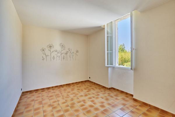 Maison 4 pièces à vendre à Mallemort à deux pas du centre-ville.