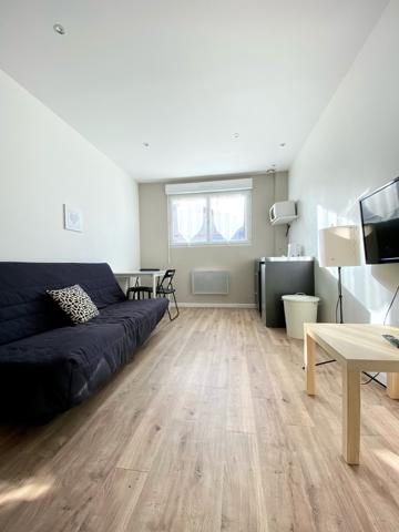 Studio
                                                                                                                                                                                                                                                                                                                        1 pièce(s)                                                                                                                                                                                                                                                                                                                              17.68  m²