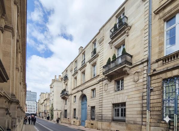 BORDEAUX HOTEL DE VILLE - Appartement de standing à rafraichir, 2 places de stationnements et caves