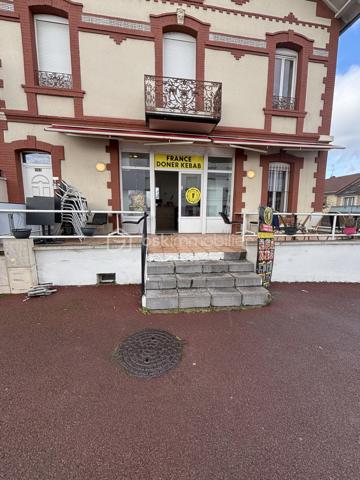 Fonds de commerce
À vendre fonds de commerce de restauration rapide, idéalement situé à Vichy, dans un secteur visible et passant.
Établissement d’une surface d’environ 50 m², actuellement en activité, bénéficiant d’une clientèle fidèle et régulière.
Le local se compose :
d’une salle de restauration accueillante, aménagée avec goût
d’un espace cuisine entièrement équipé et fonctionnel
de sanitaires aux normes
d’une terrasse exploitable, offrant un réel atout commercial
Le matériel professionnel est en place et permet une reprise immédiate sans travaux.
Convient parfaitement pour une activité de kebab, restauration rapide, snack, sandwicherie ou tout autre concept similaire.
Fort potentiel de développement, idéal pour première installation ou professionnel souhaitant développer son activité.

📍 Emplacement stratégique à Vichy
📐 Surface : 50 m²
🔥 Établissement en activité
Dossier et informations complémentaires sur demande