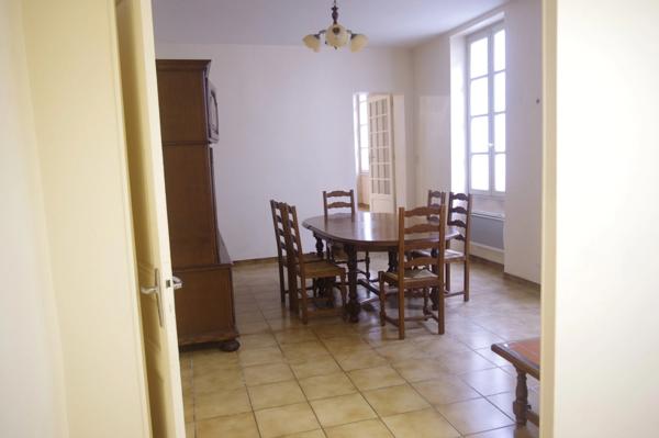 GONDRIN, MAISON EN PIERRE AVEC COUR COMPRENANT DEUX APPARTEMENTS DE 5 ET 6 PIECES