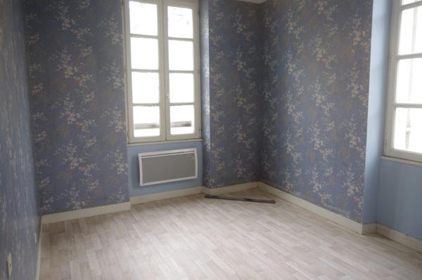 GONDRIN, MAISON EN PIERRE AVEC COUR COMPRENANT DEUX APPARTEMENTS DE 5 ET 6 PIECES