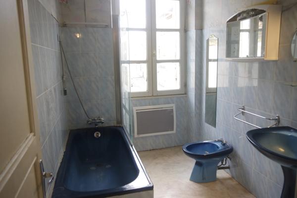 GONDRIN, MAISON EN PIERRE AVEC COUR COMPRENANT DEUX APPARTEMENTS DE 5 ET 6 PIECES