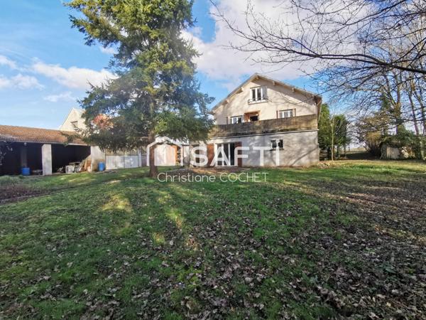 Grande maison de 284m2 à rénovée divisée en 3 appartements avec dépendances de 478m2 environ